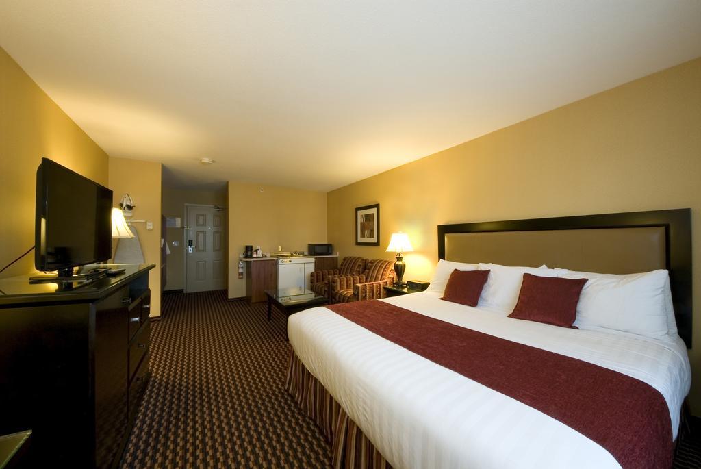 Ramada By Wyndham Surrey/Langley Hotell Exteriör bild