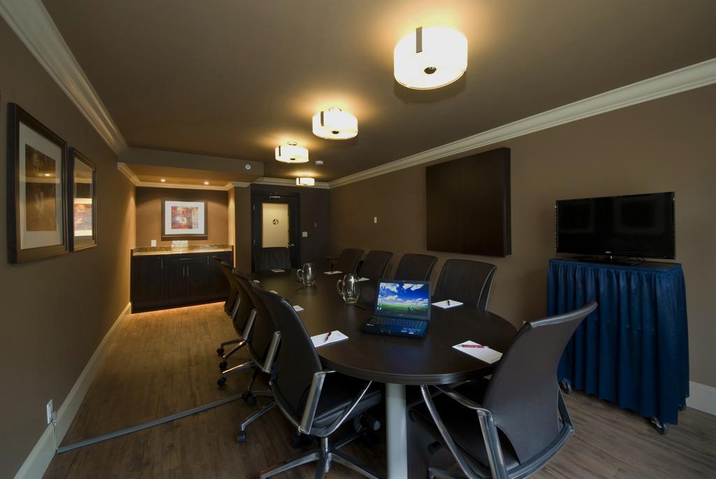 Ramada By Wyndham Surrey/Langley Hotell Exteriör bild