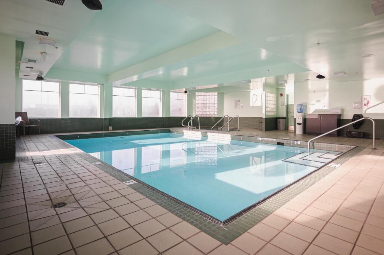 Ramada By Wyndham Surrey/Langley Hotell Exteriör bild