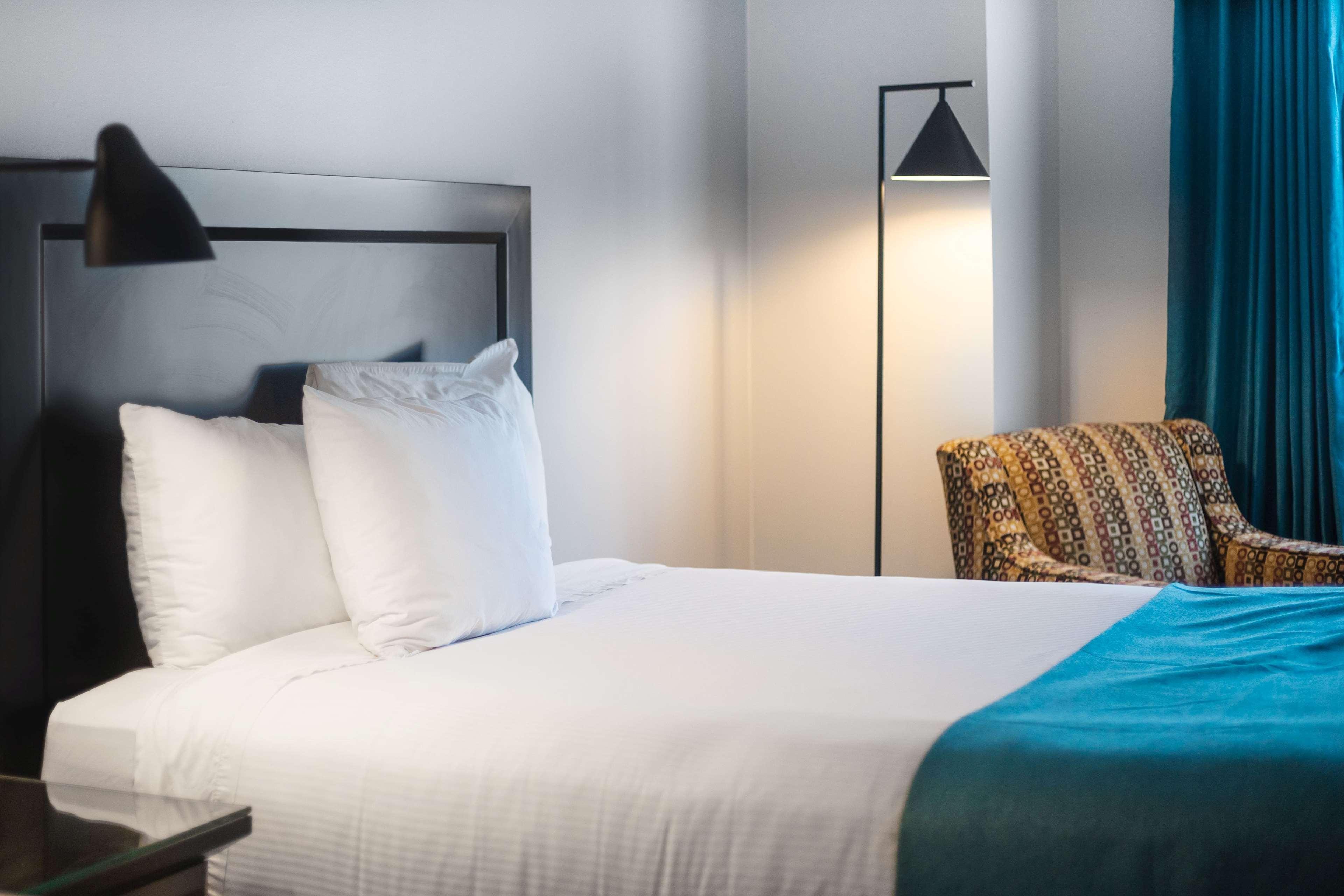 Ramada By Wyndham Surrey/Langley Hotell Exteriör bild