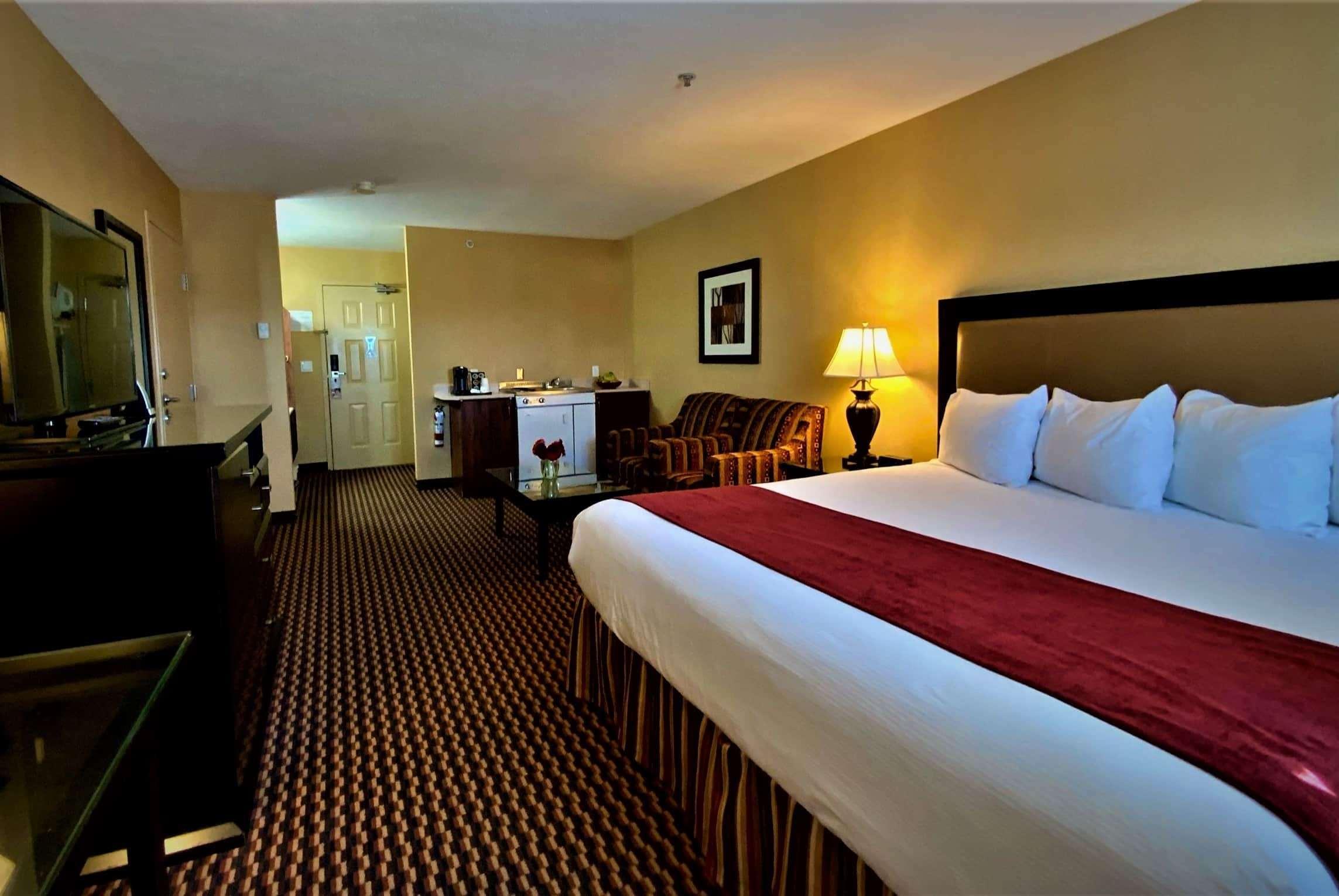 Ramada By Wyndham Surrey/Langley Hotell Exteriör bild