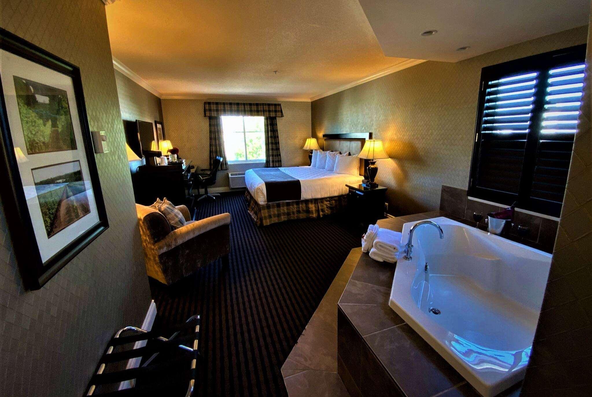 Ramada By Wyndham Surrey/Langley Hotell Exteriör bild