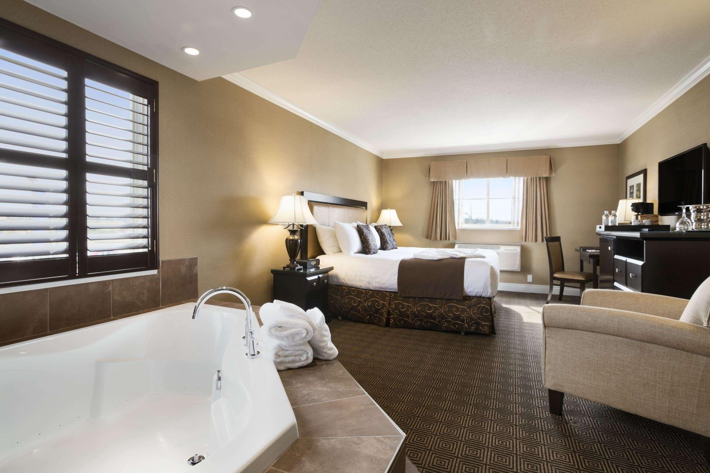 Ramada By Wyndham Surrey/Langley Hotell Exteriör bild