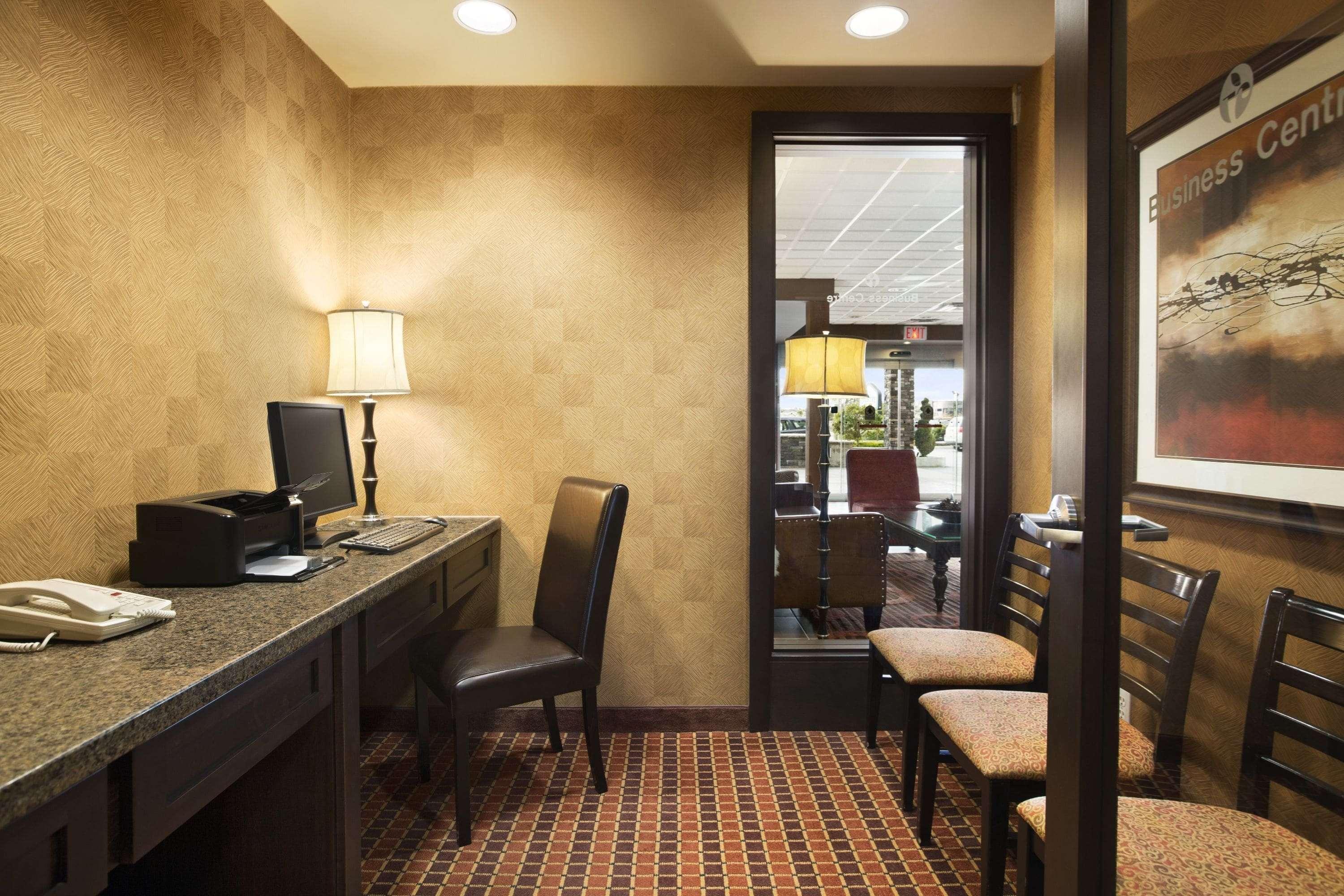Ramada By Wyndham Surrey/Langley Hotell Exteriör bild