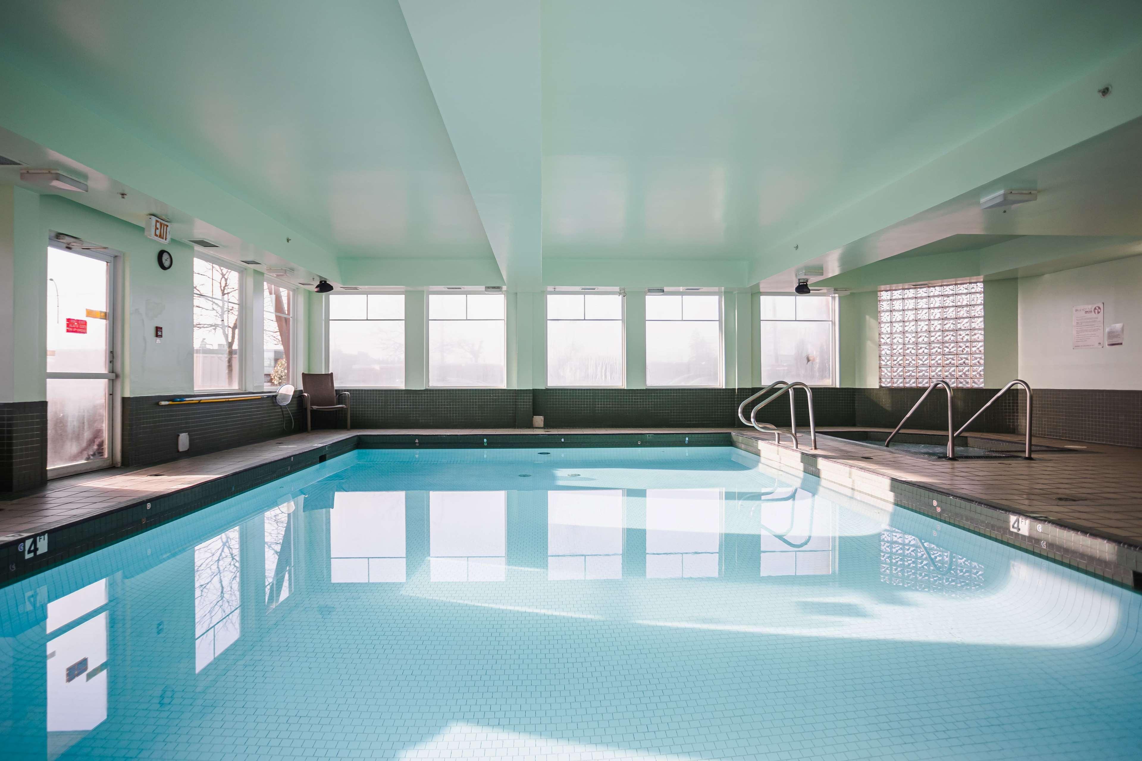 Ramada By Wyndham Surrey/Langley Hotell Exteriör bild