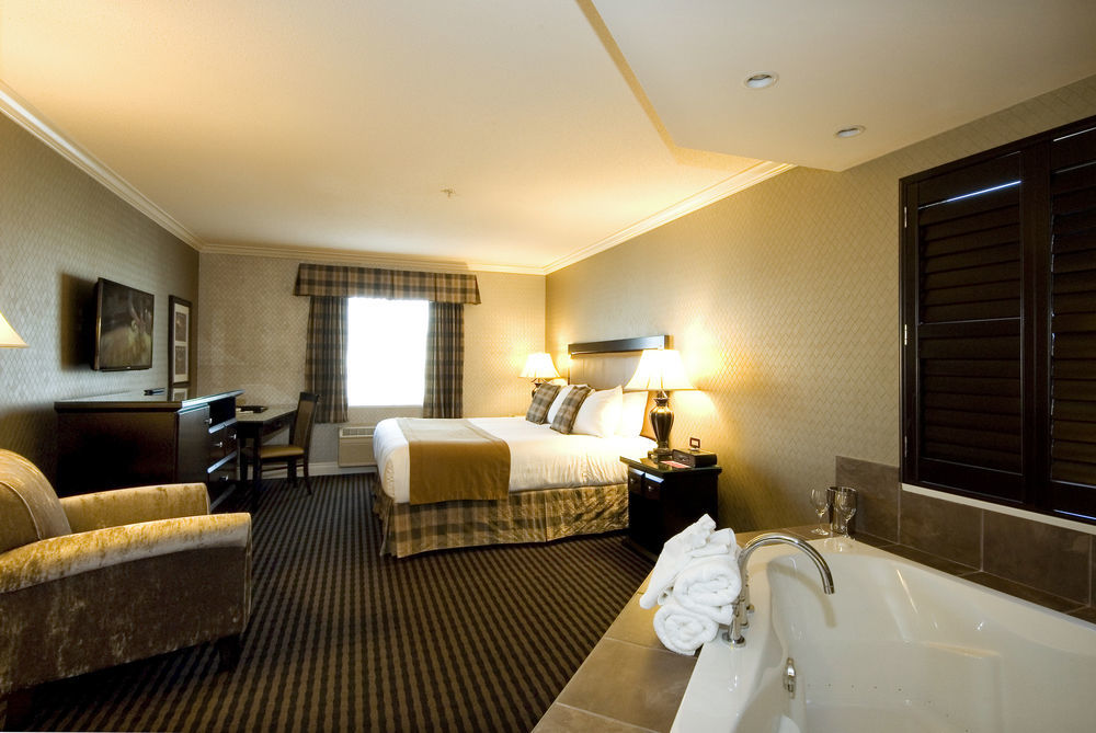 Ramada By Wyndham Surrey/Langley Hotell Exteriör bild