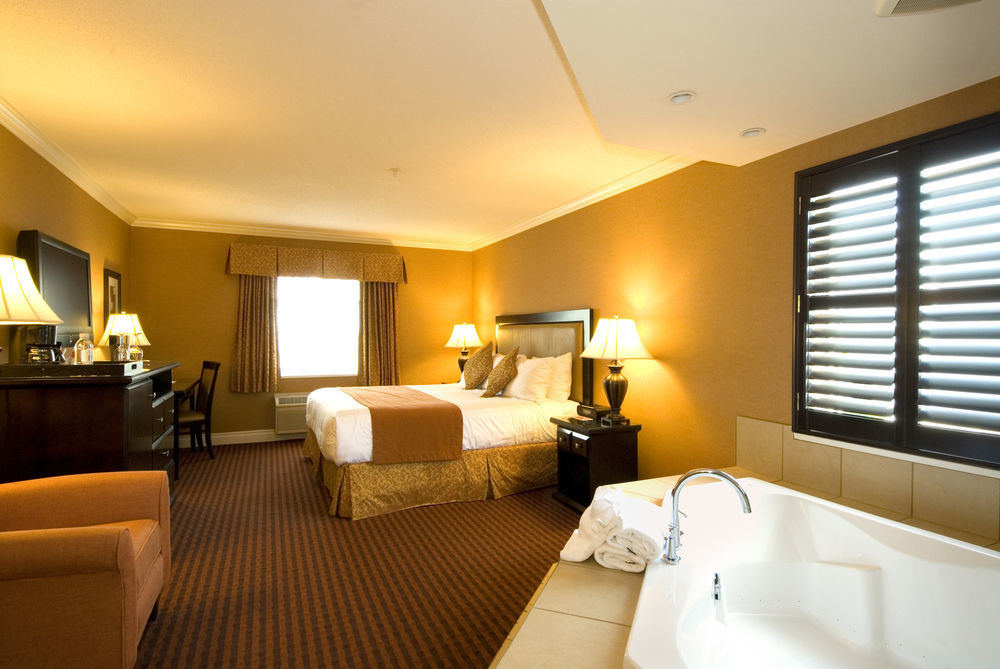 Ramada By Wyndham Surrey/Langley Hotell Exteriör bild