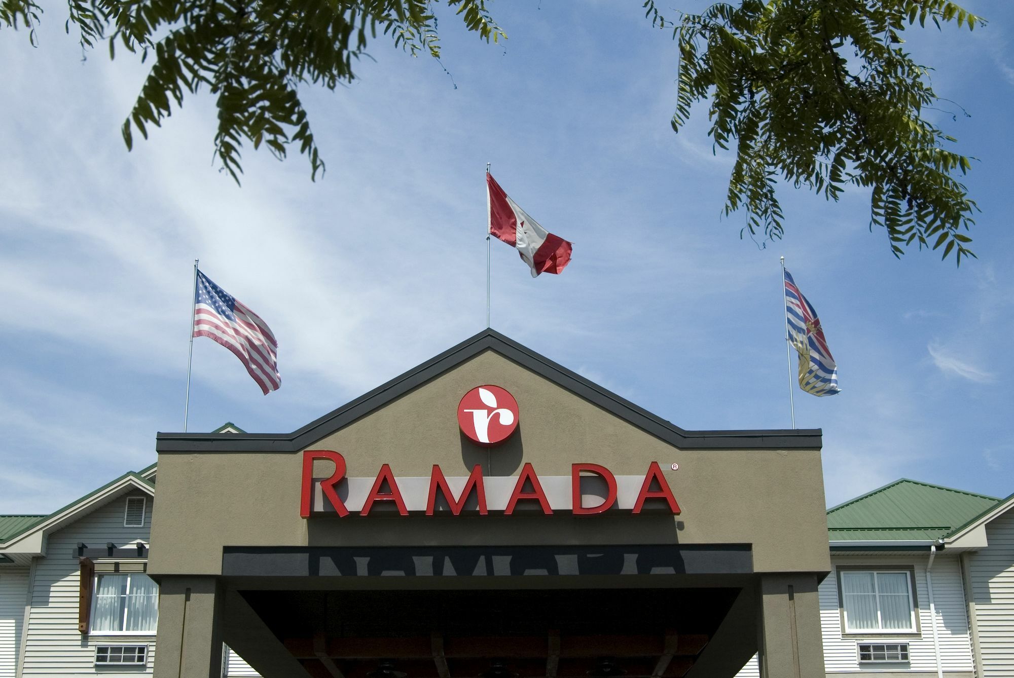 Ramada By Wyndham Surrey/Langley Hotell Exteriör bild
